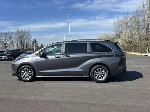 Used 2025 Toyota Sienna XLE image 27