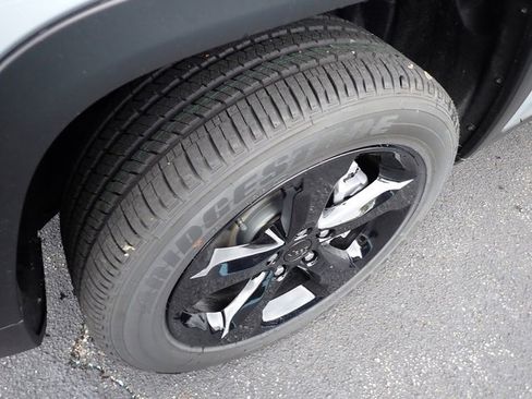 New 2025 Jeep Grand Cherokee L Altitude image 9