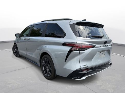 Used 2025 Toyota Sienna XSE w/ XSE Plus Package FWD image 8