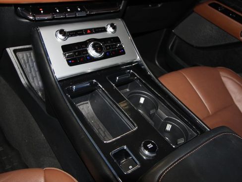 Used 2023 Lincoln Aviator Reserve w/ Equipment Group 201A image 18