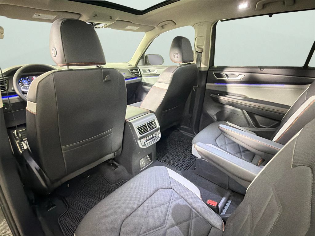 Used 2025 Volkswagen Atlas Peak Edition SE AWD/4WD image 29