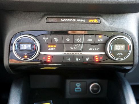 Used 2021 Ford Escape SE w/ SE Sport Appearance Package image 15
