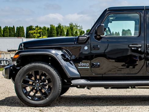 Used 2025 Jeep Wrangler Unlimited Sahara AWD/4WD image 39