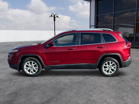 Used 2016 Jeep Cherokee Latitude w/ Cold Weather Group FWD image 2