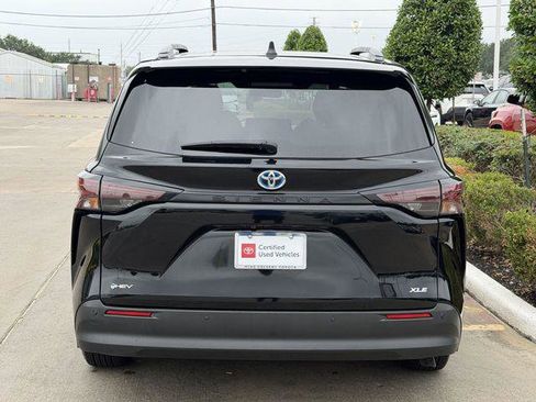 Certified 2025 Toyota Sienna XLE FWD image 6
