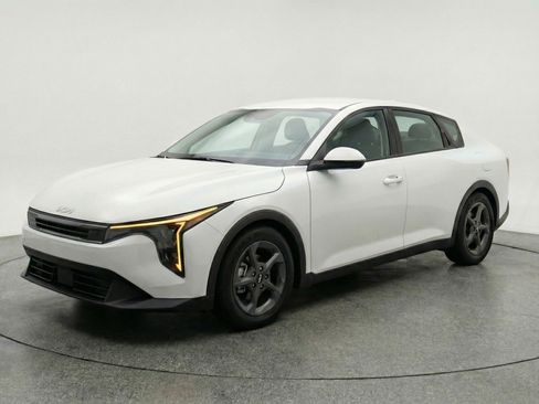 Used 2025 Kia K4 LXS FWD image 3