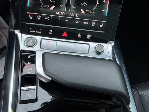 Used 2022 Audi e-tron Premium Plus w/ Premium Plus Package image 25