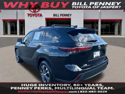 Used 2024 Toyota Highlander XLE FWD image 3