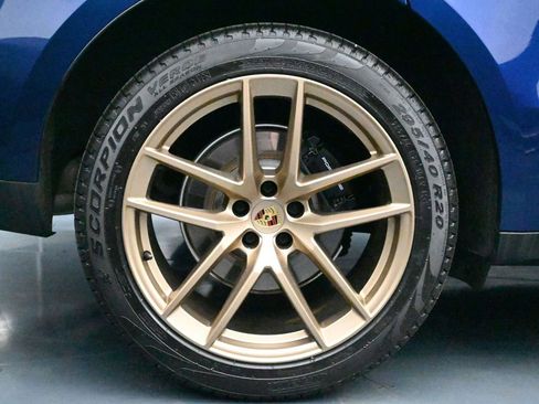 Used 2025 Porsche Macan AWD/4WD image 18