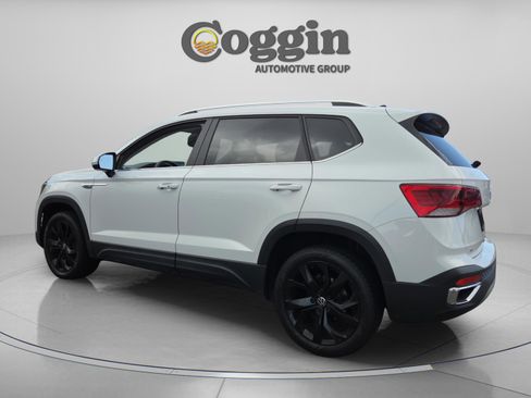 Used 2023 Volkswagen Taos SE w/ Panoramic Sunroof Package FWD image 3