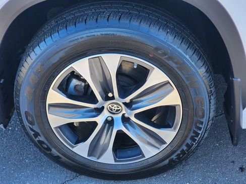 Used 2023 Toyota Highlander XLE image 18