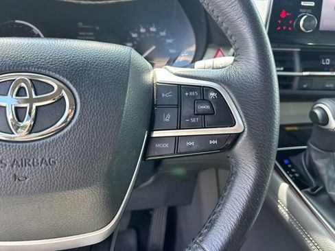 Used 2024 Toyota Sienna XLE w/ XLE Plus Package FWD image 24