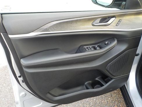 New 2025 Jeep Grand Cherokee Limited image 17