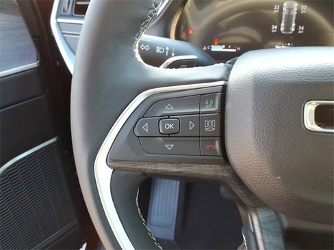 Used 2025 Jeep Grand Cherokee Limited w/ Luxury Tech Group II image 19