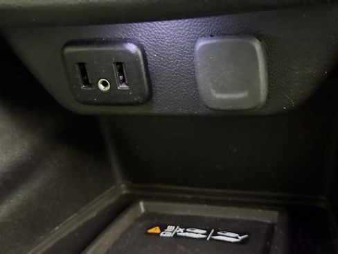 Used 2023 Chevrolet Traverse LT FWD image 41