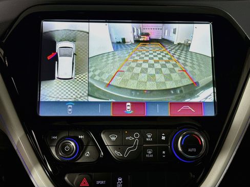 Used 2019 Chevrolet Bolt Premier w/ Infotainment Package FWD image 29