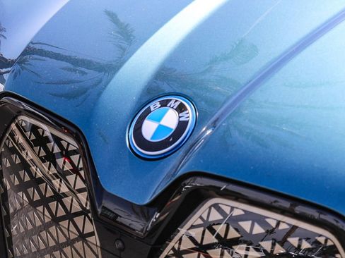 Used 2023 BMW iX xDrive50 w/ Premium Package AWD/4WD image 9