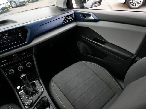 Used 2023 Volkswagen Taos SE w/ Panoramic Sunroof Package AWD/4WD image 11