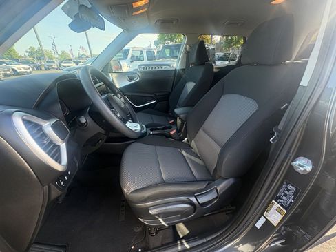 Used 2025 Kia Soul LX w/ LX Technology Package FWD image 34