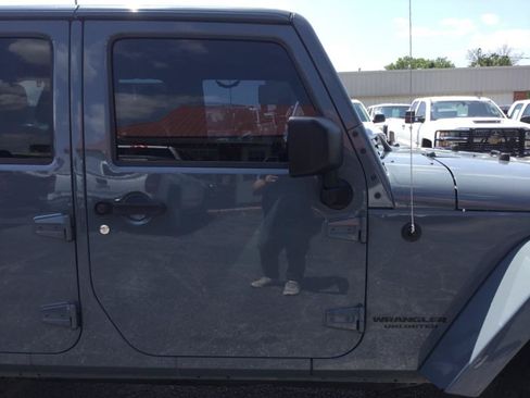 Used 2014 Jeep Wrangler Unlimited Sahara w/ Connectivity Group AWD/4WD image 12