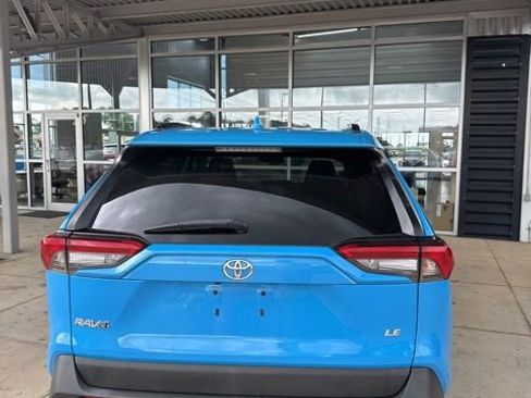 Used 2020 Toyota RAV4 LE FWD image 5