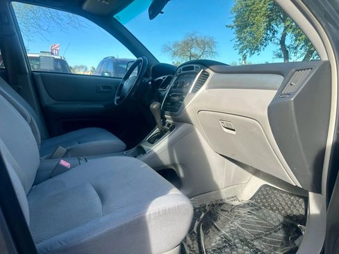 Used 2004 Toyota Highlander 2WD image 10
