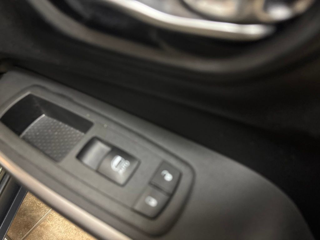 Used 2021 Jeep Cherokee Latitude Lux w/ Comfort/Convenience Group AWD/4WD image 34