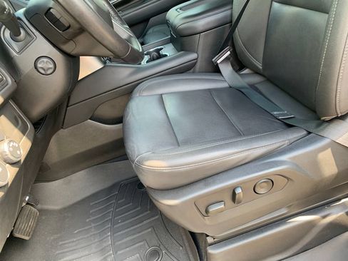 Used 2022 Chevrolet Suburban LT w/ Luxury Package RWD image 27