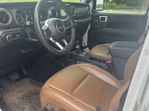 Used 2023 Jeep Gladiator Rubicon w/ Cold Weather Group AWD/4WD image 11