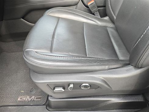 Used 2025 GMC Yukon XL Denali image 16
