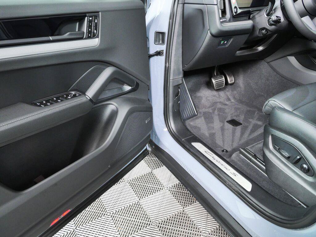 Certified 2026 Porsche Cayenne S AWD/4WD image 8