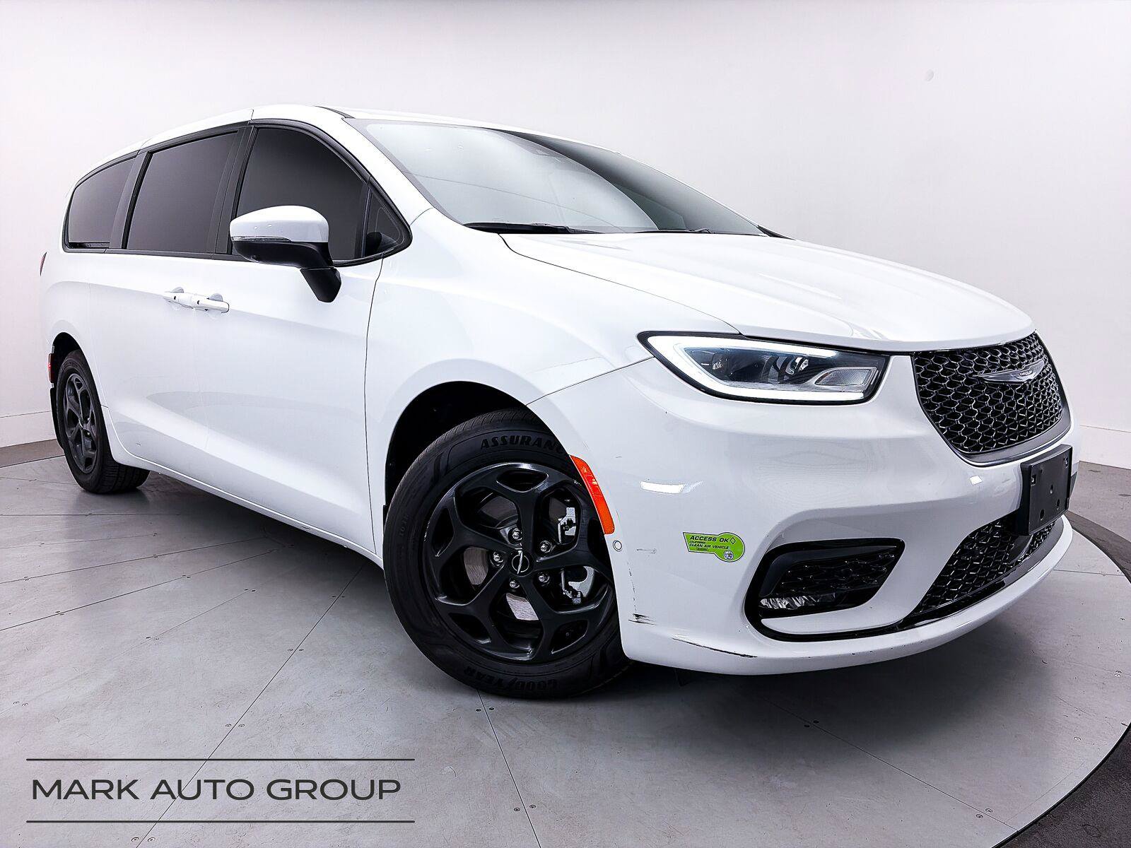 Used 2023 Chrysler Pacifica Touring-L w/ Uconnect Theater Family Group FWD image 1