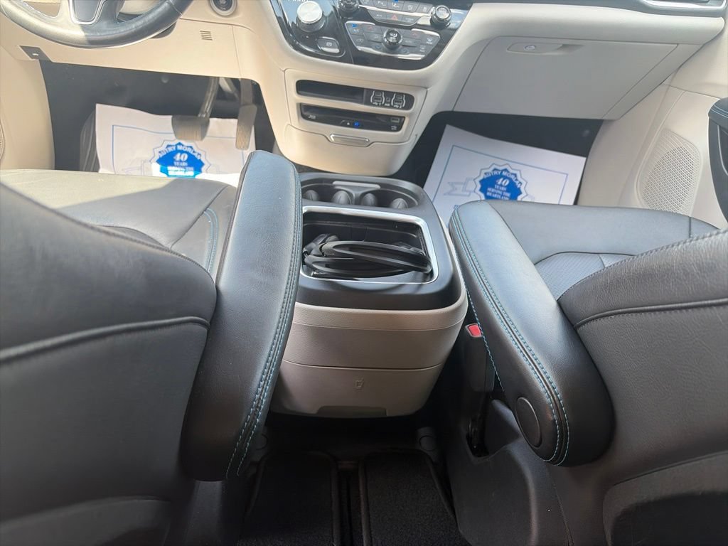 Used 2021 Chrysler Pacifica Touring-L w/ Uconnect Theater Family Group FWD image 13