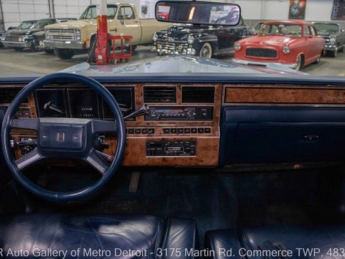 Used 1986 Lincoln Town Car image 16