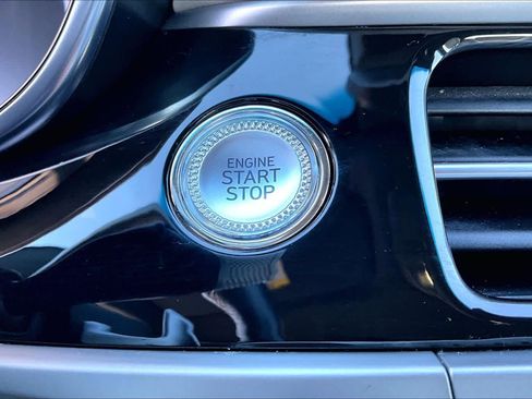 Used 2025 Genesis G70 2.5T image 32