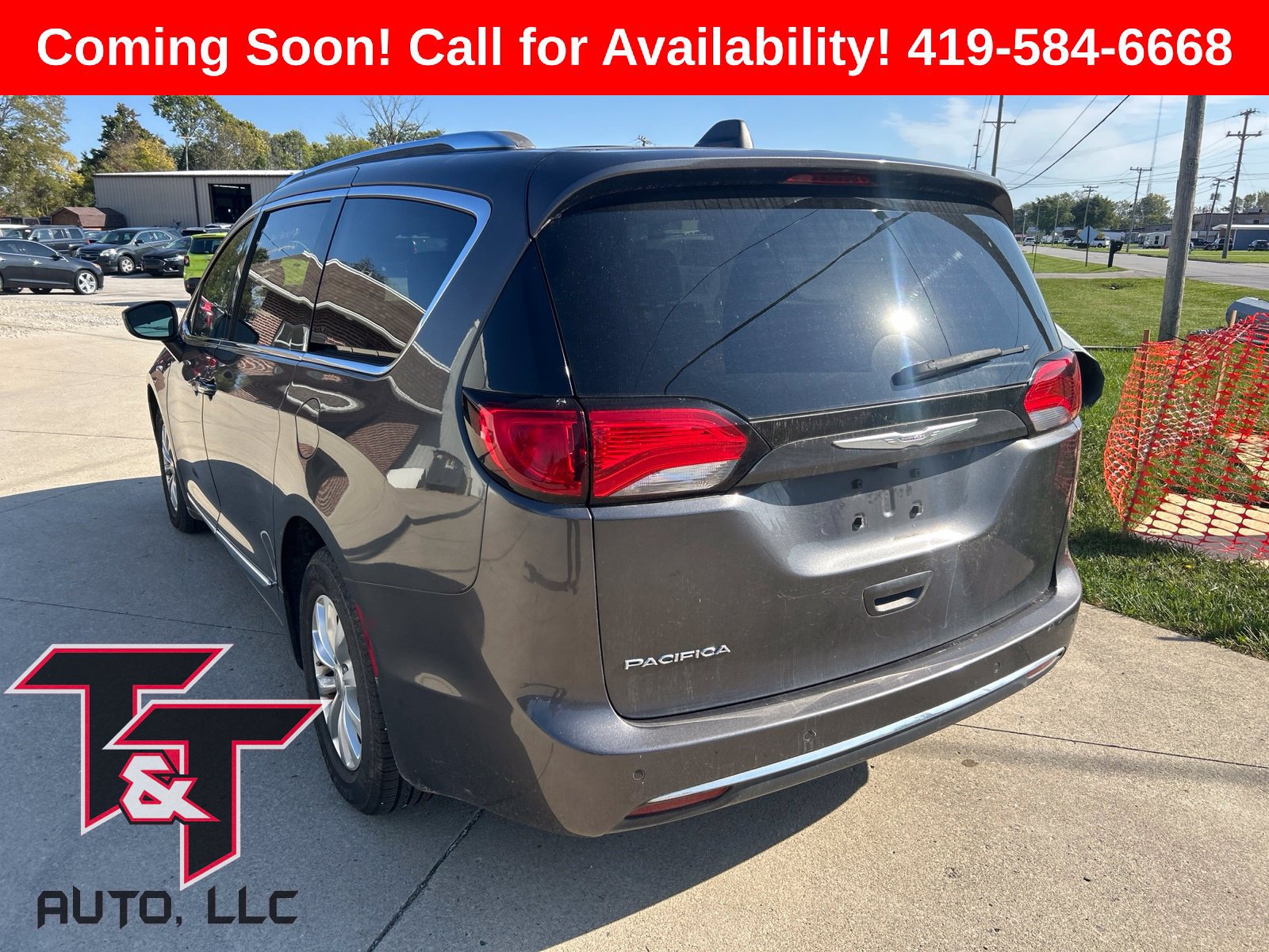 Used 2018 Chrysler Pacifica Touring-L FWD image 3