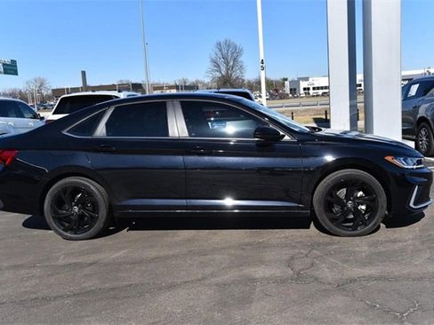 Used 2025 Volkswagen Jetta SE w/ Sunroof Package image 5