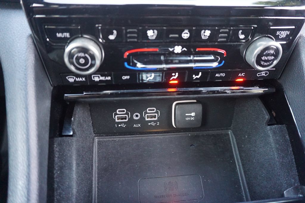 Used 2022 Jeep Grand Cherokee Overland w/ Luxury Tech Group IV RWD image 14