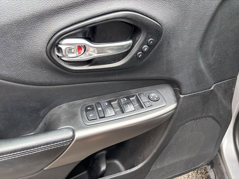 Used 2021 Jeep Cherokee Limited image 9