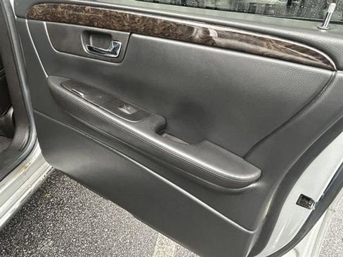 Used 2011 Cadillac DTS Limousine FWD image 17