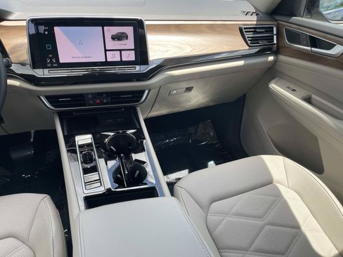 Used 2025 Volkswagen Atlas SE FWD image 32