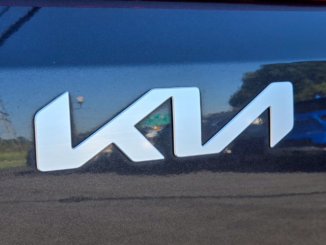 Used 2025 Kia Carnival FWD image 18