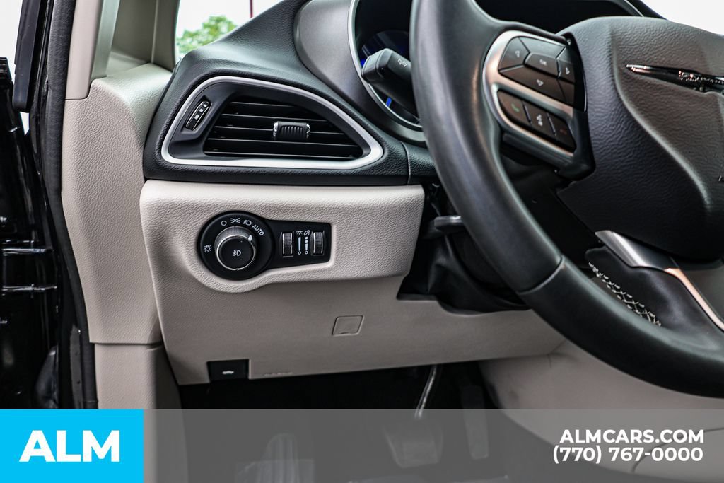 Used 2023 Chrysler Pacifica Touring-L FWD image 27