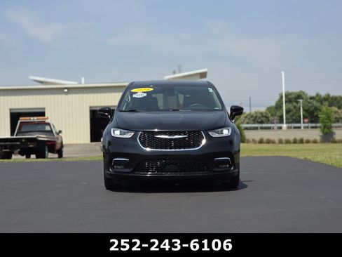 Used 2024 Chrysler Pacifica Touring-L FWD image 2