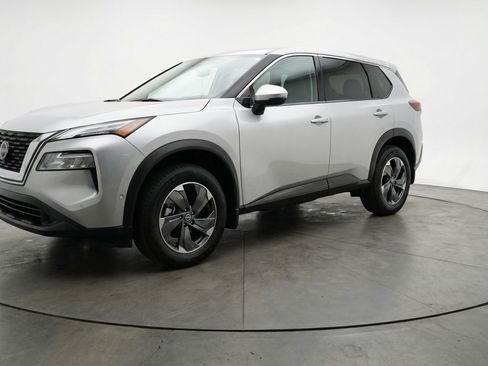 Used 2025 Nissan Rogue SV image 3