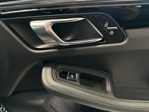 Certified 2025 Porsche Macan AWD/4WD image 19