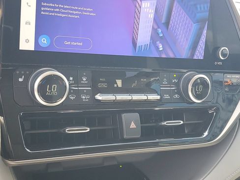 Used 2024 Toyota Highlander XLE FWD image 19