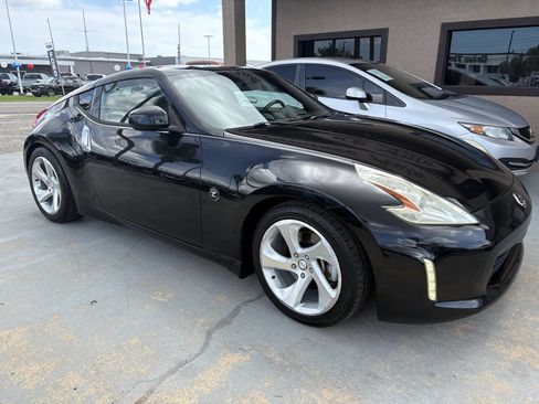 Used 2015 Nissan 370Z Coupe RWD image 3