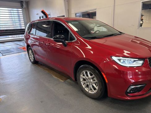 Used 2025 Chrysler Pacifica Select FWD image 3