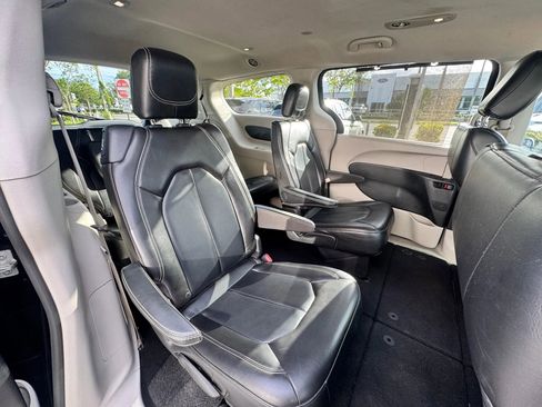 Used 2020 Chrysler Voyager Lxi FWD image 15